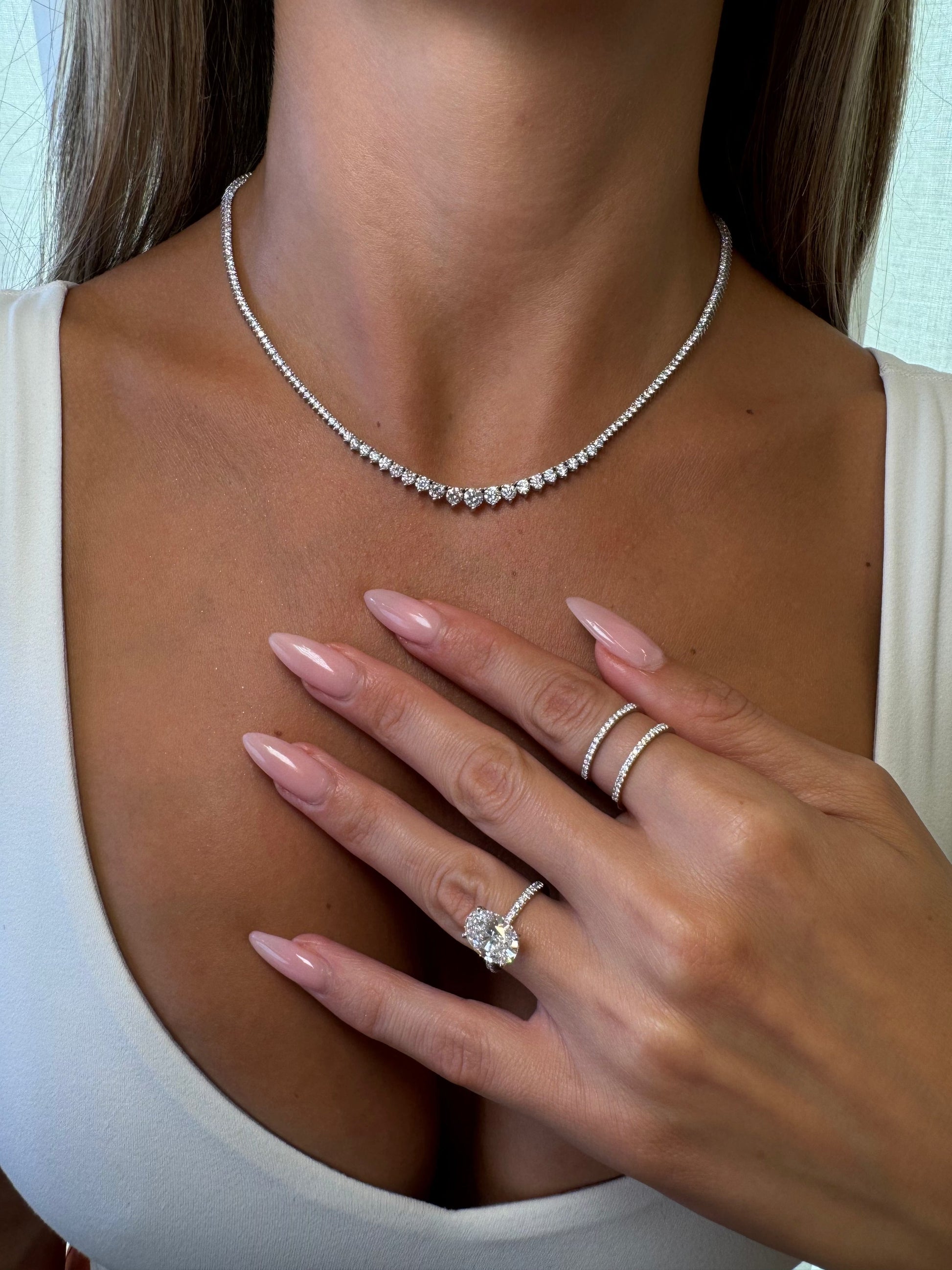 Image in unsupported format format (Benz_7.50_ct_Round_Brilliant_Cut_Lab_Grown_Diamond_Graduated_Tennis_Necklace_in_14k_White_Gold_on_body.heic)
