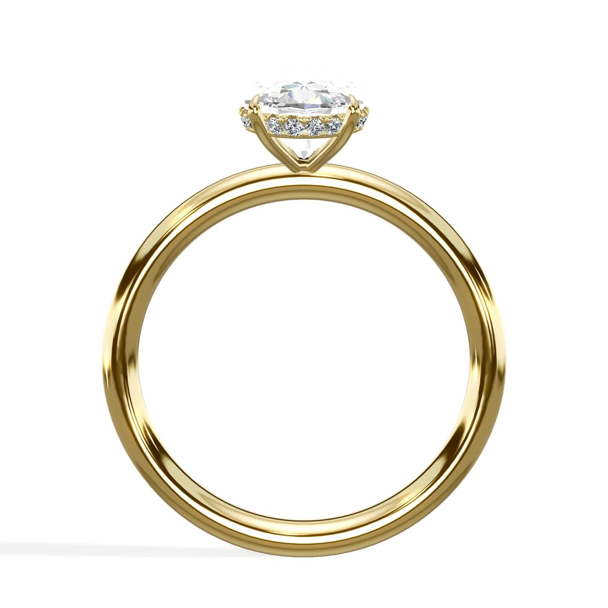 Oval diamond ring in yellow gold