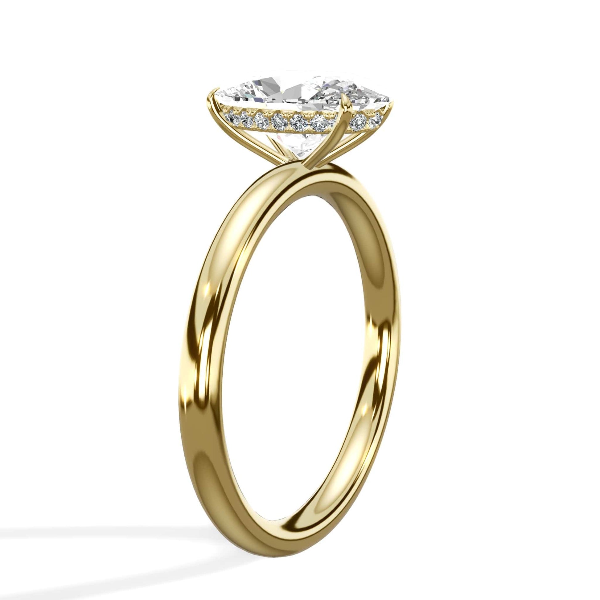 Oval diamond ring in yellow gold
