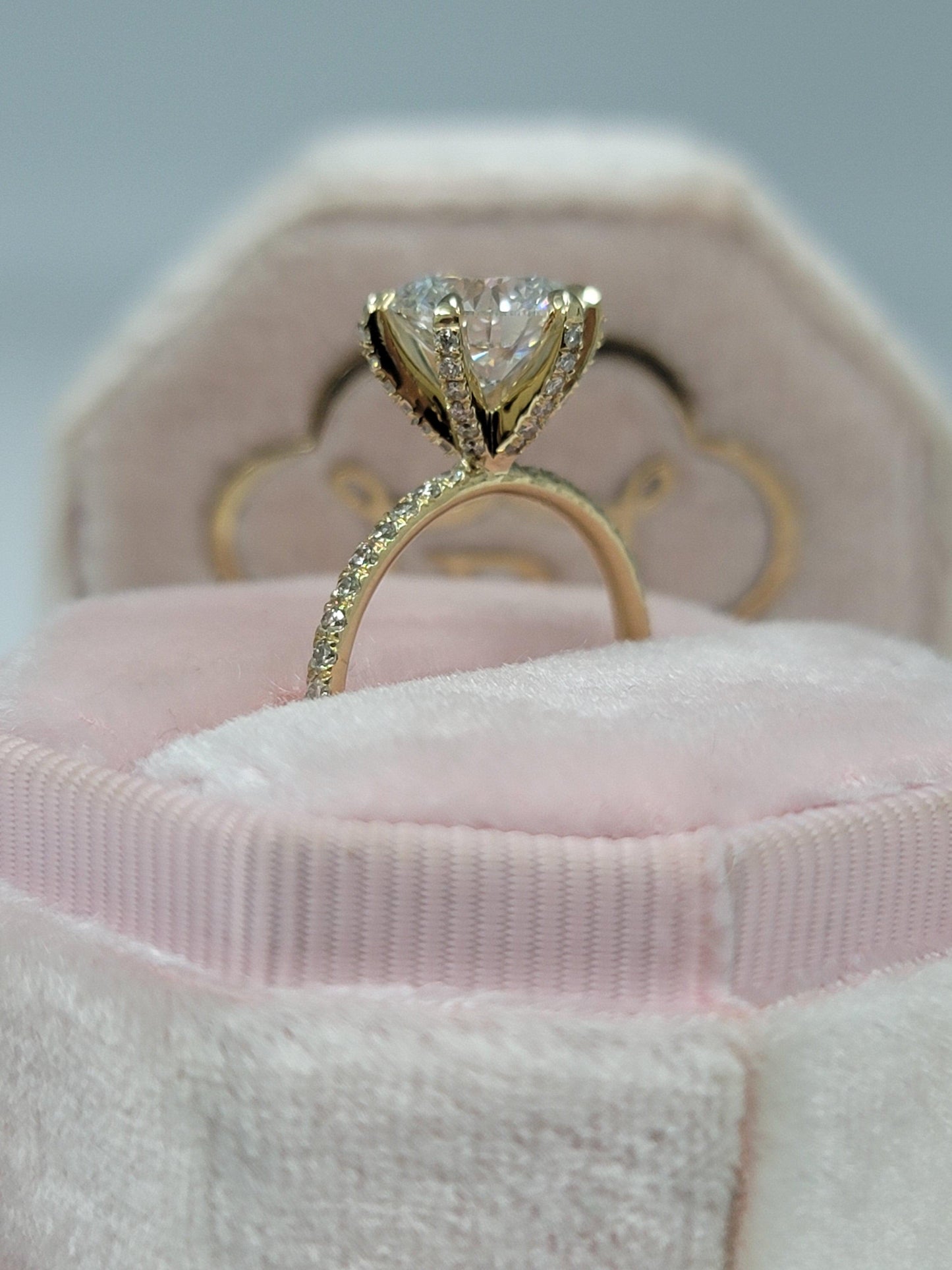 2.52 Carats Lab Grown Round Brilliant Cut Micropave Side Stones Accented Prongs Diamond Engagement Ring in Yellow Gold - BenzDiamonds